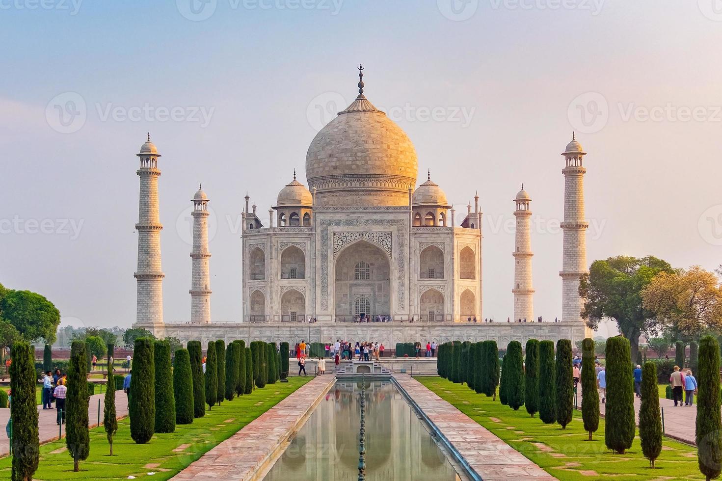 Vue de face du taj mahal reflétée sur la piscine de réflexion. photo