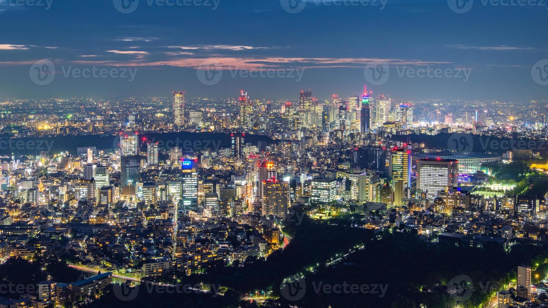 paysage urbain de tokyo tokyo, panorama des gratte-ciel aériens vue de l'immeuble de bureaux et du centre-ville de tokyo dans la soirée. photo