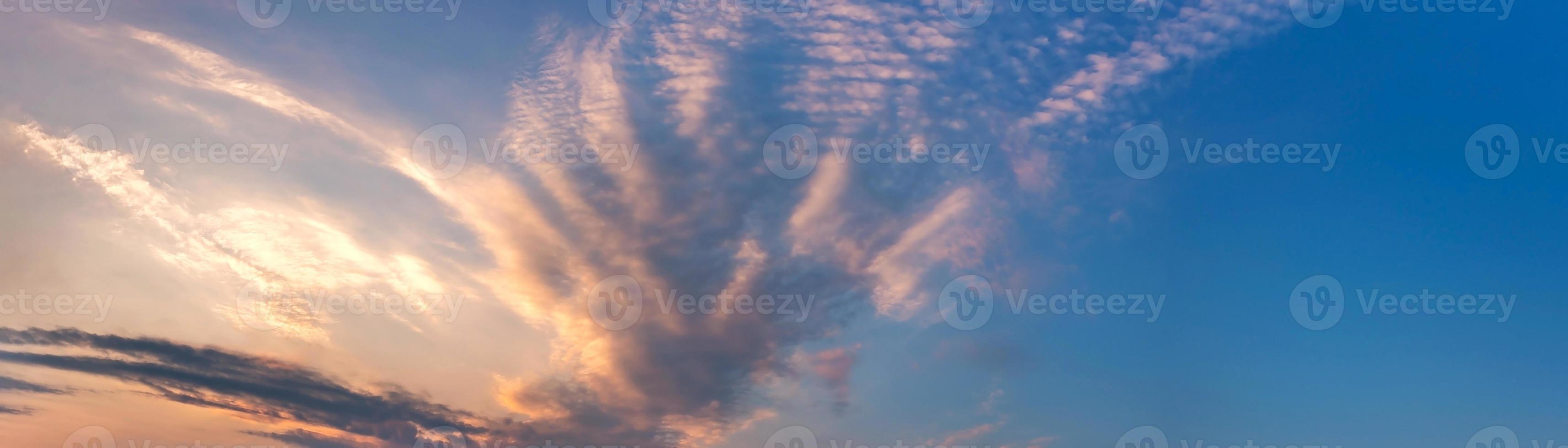 ciel panoramique dramatique avec des nuages au lever et au coucher du soleil photo