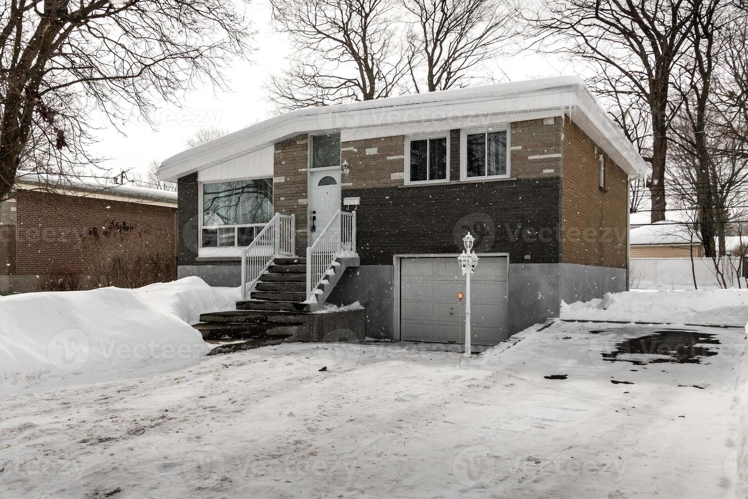 maison canadienne de luxe moderne mise en scène meublée rénovée photo