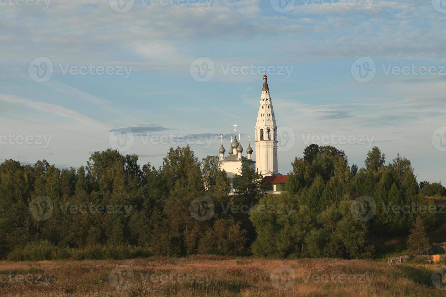 Vue de l'église de la transfiguration à sudislavl russie photo
