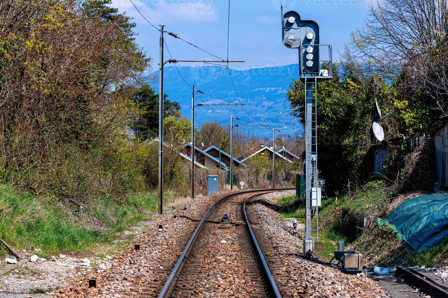 Voie ferrée à travers un village suisse près de la frontière française photo