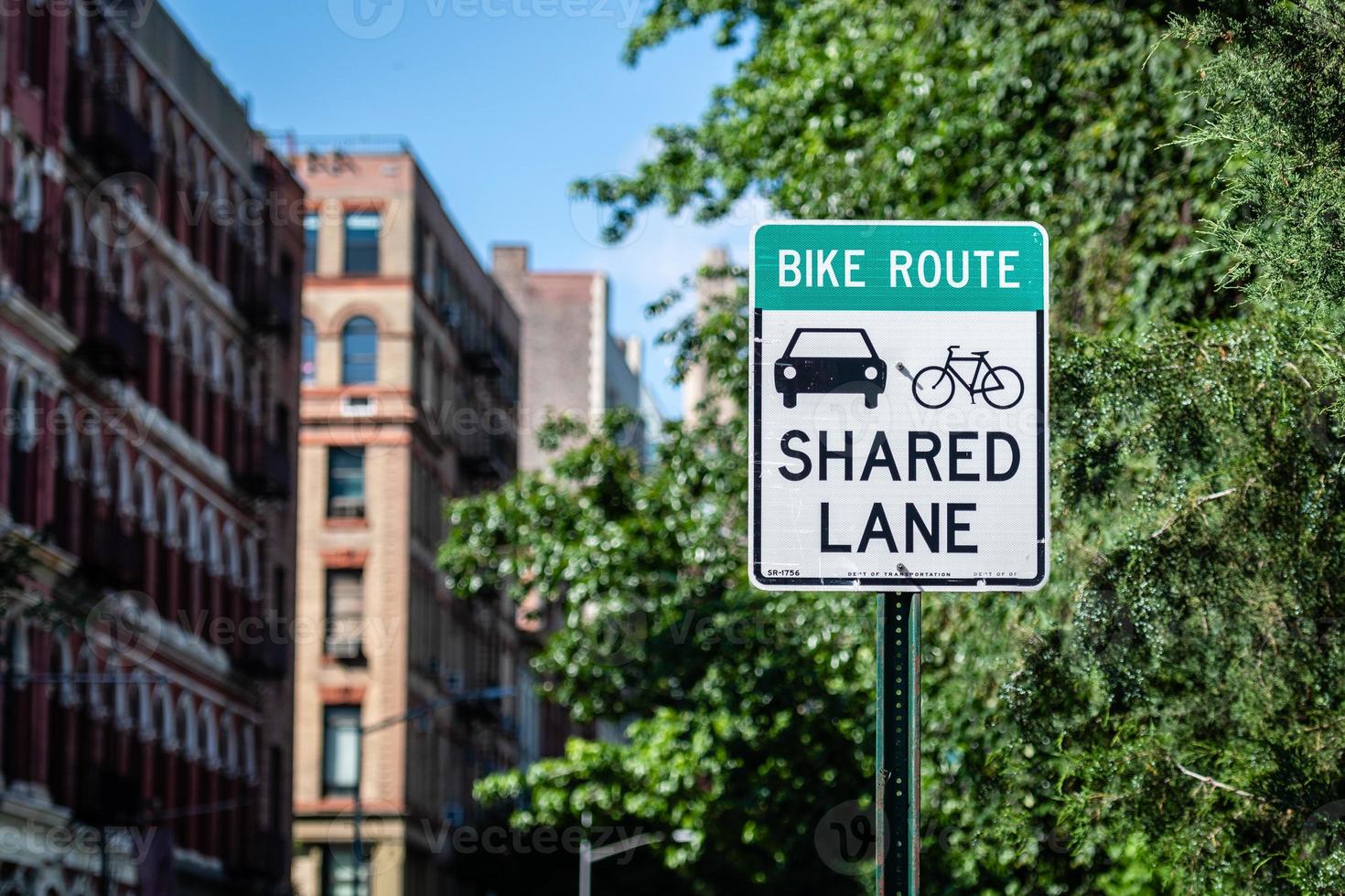 Signe de voie de partage pour les cyclistes et les voitures à Manhatan photo