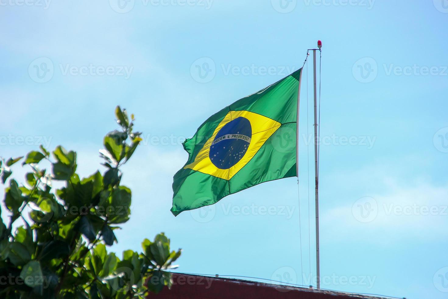drapeau brésilien volant en plein air à rio de janeiro. photo