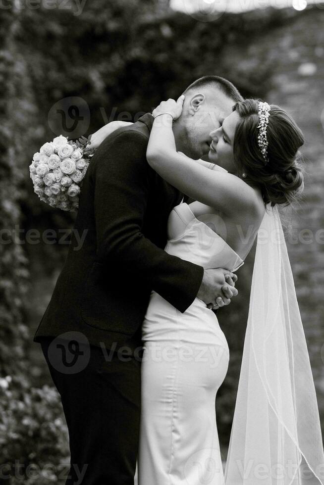 portrait de une Jeune couple de la mariée et jeune marié sur leur mariage journée photo