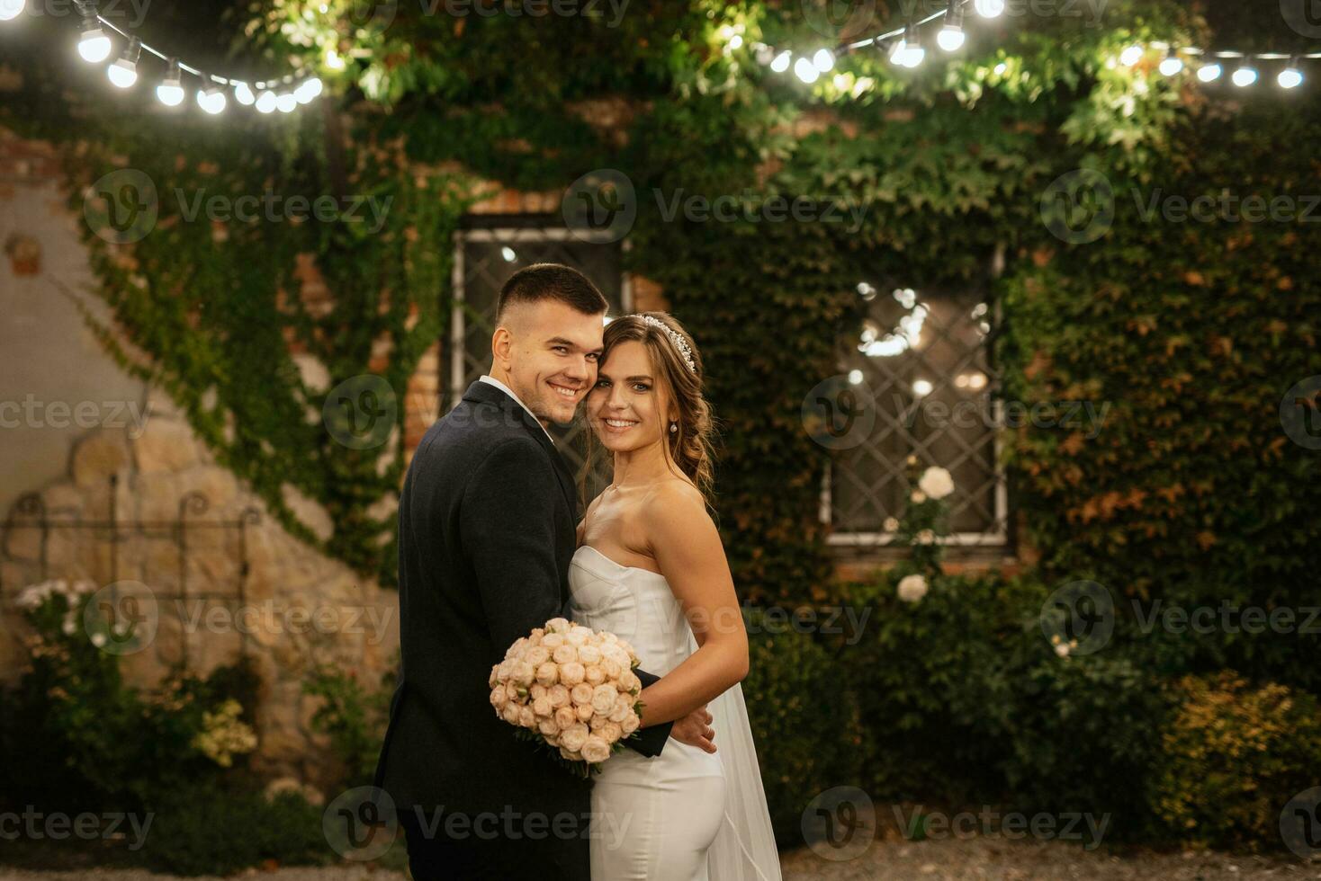 portrait de une Jeune couple de la mariée et jeune marié sur leur mariage journée photo