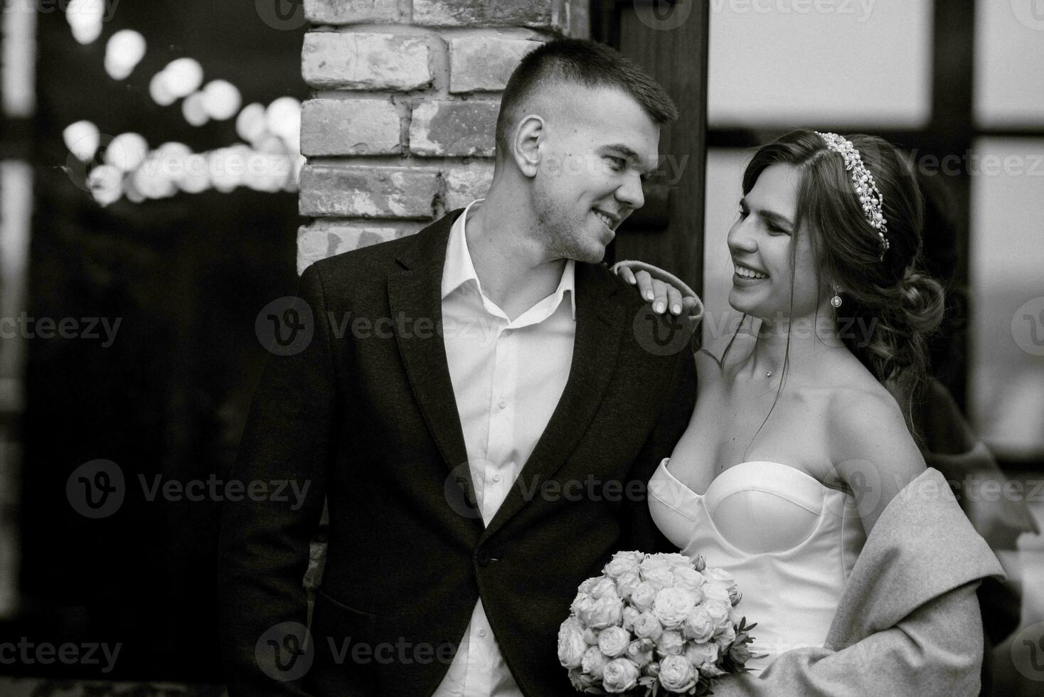 portrait de une Jeune couple de la mariée et jeune marié sur leur mariage journée photo