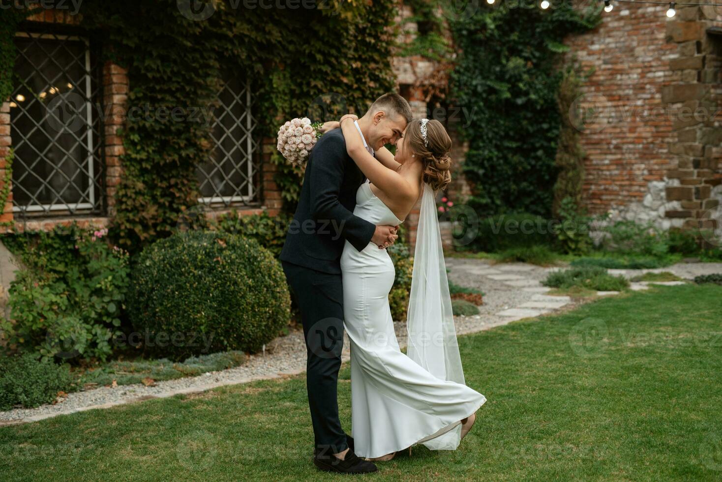 portrait de une Jeune couple de la mariée et jeune marié sur leur mariage journée photo