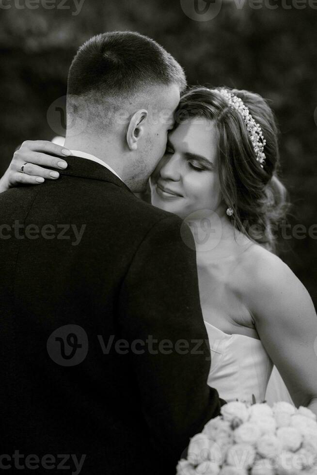 portrait de une Jeune couple de la mariée et jeune marié sur leur mariage journée photo