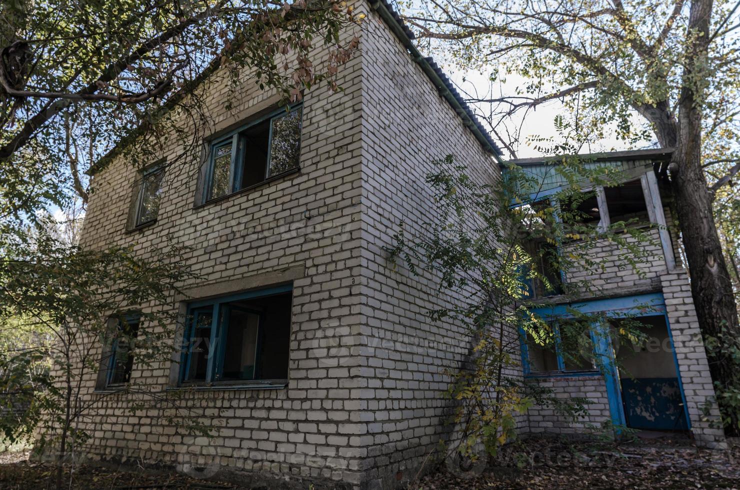 Ancienne maison de village abandonnée en Ukraine photo