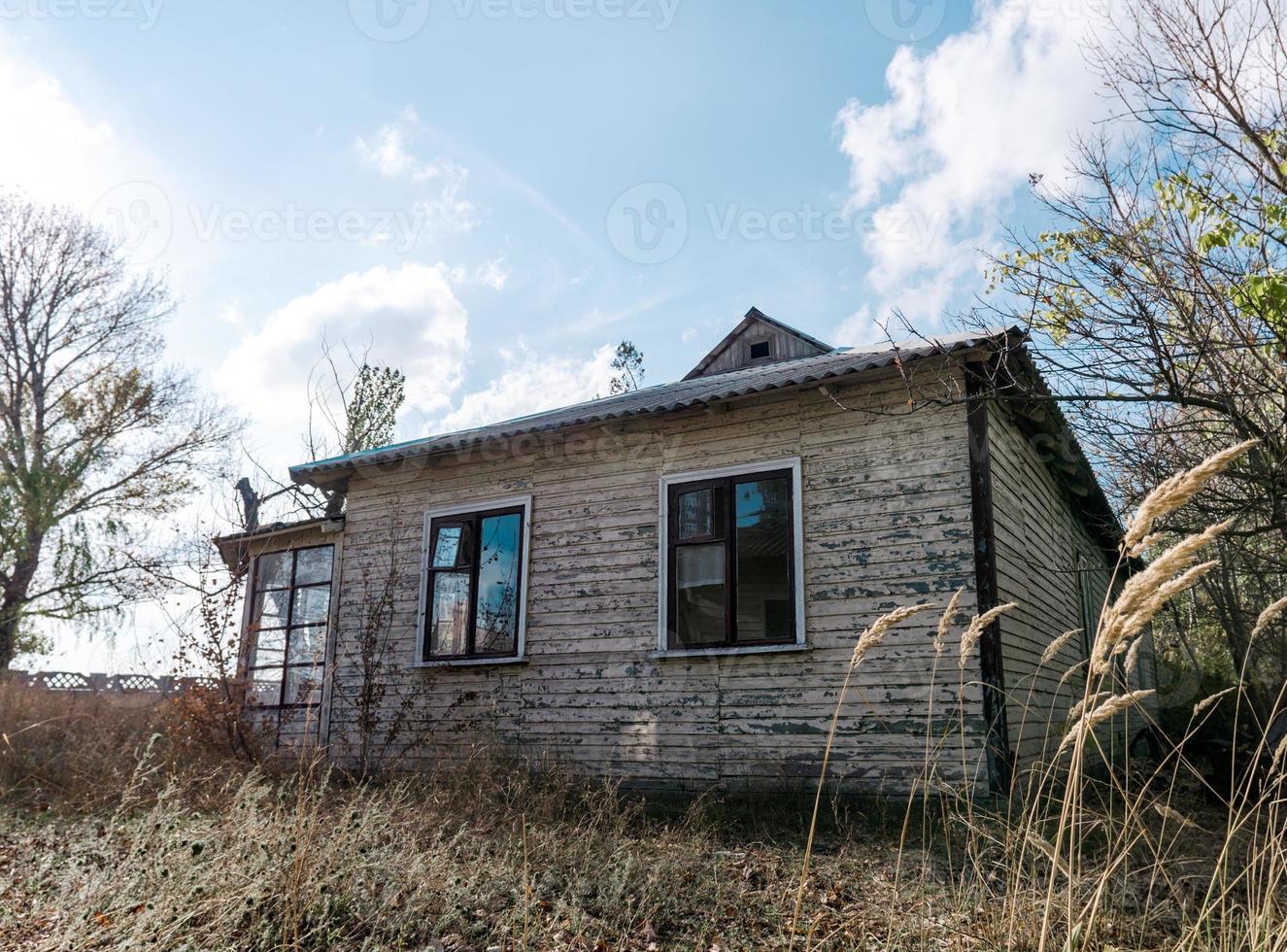 Ancienne maison de village en bois abandonnée en Ukraine photo