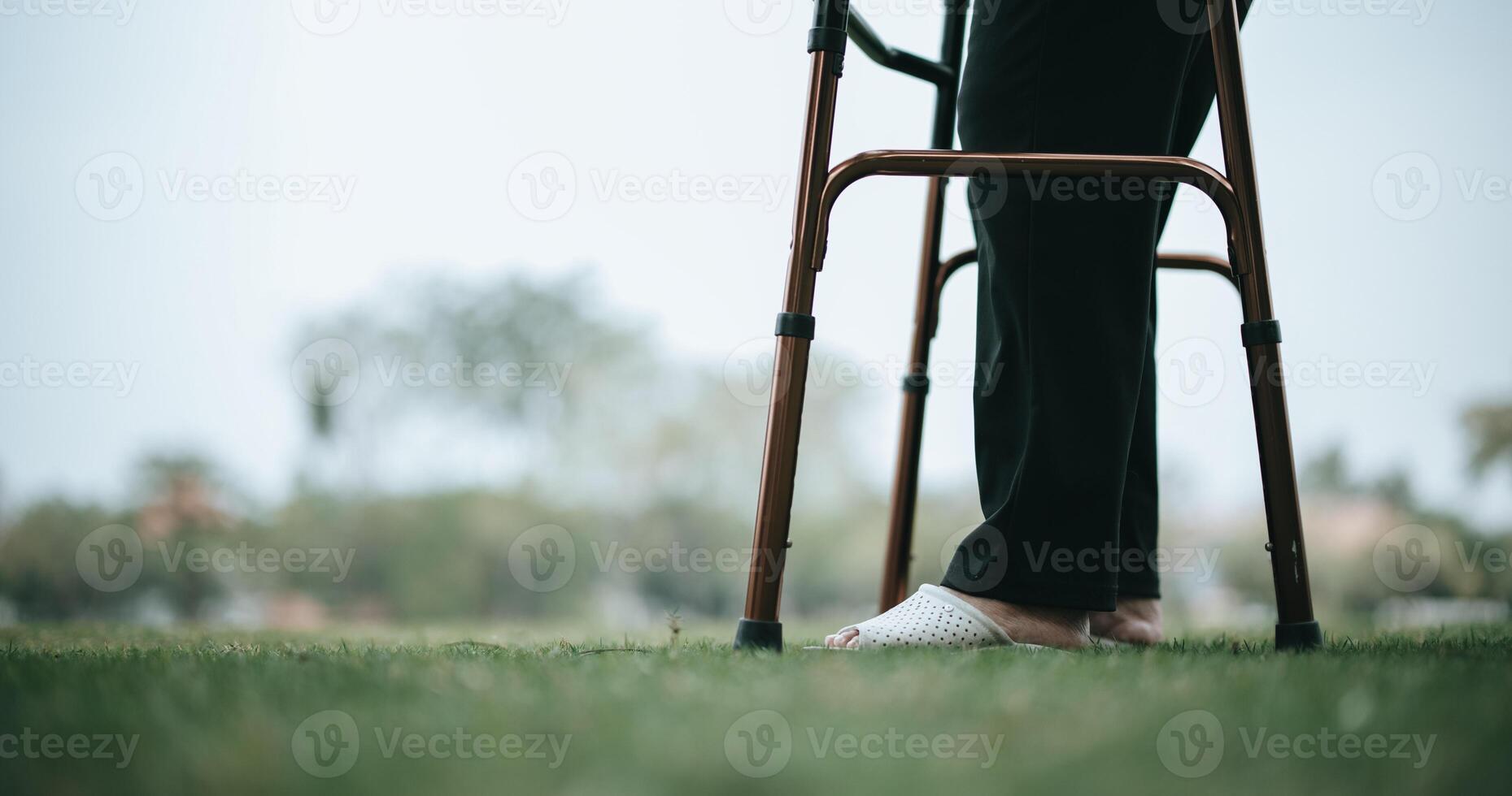 mature asiatique femme les usages une soutien dispositif tandis que formation à marcher photo