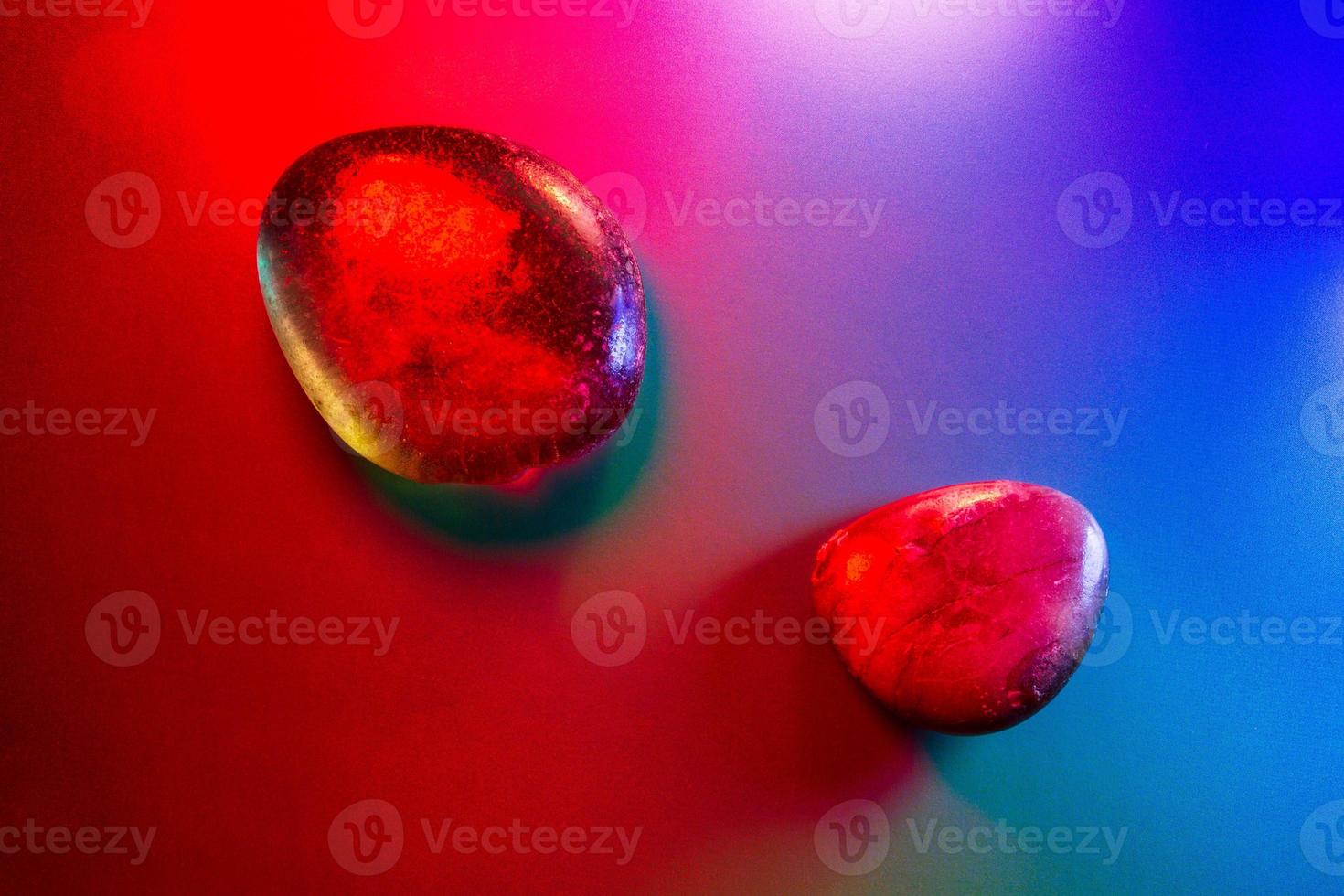 Deux gemmes minérales colorées montrant des détails abstraits photo