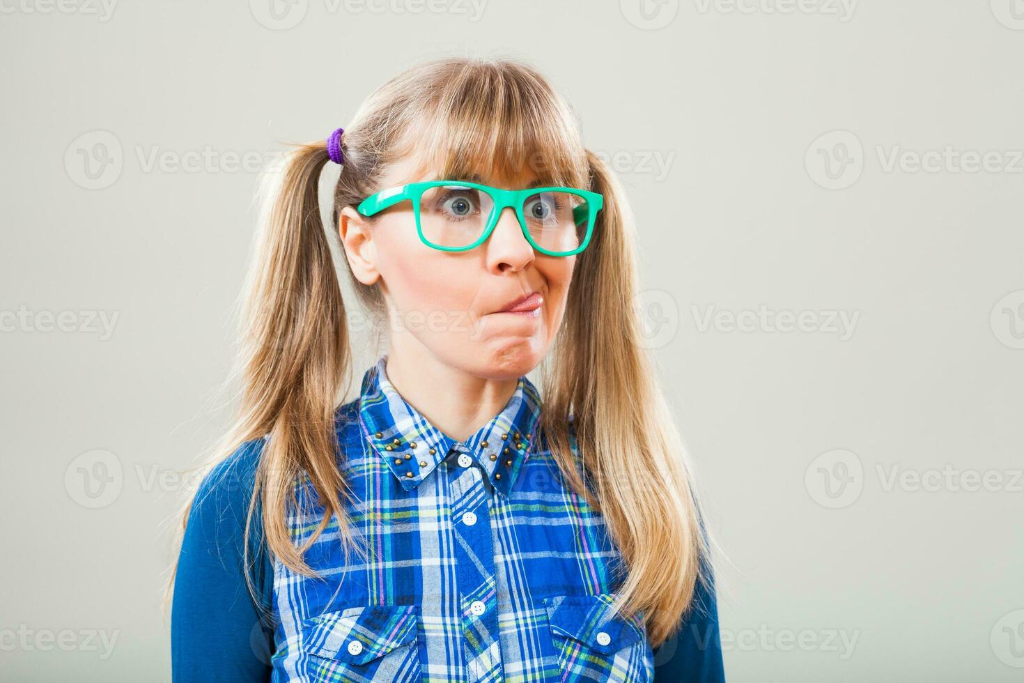 portrait de une bizarre marrant femme avec vert des lunettes photo