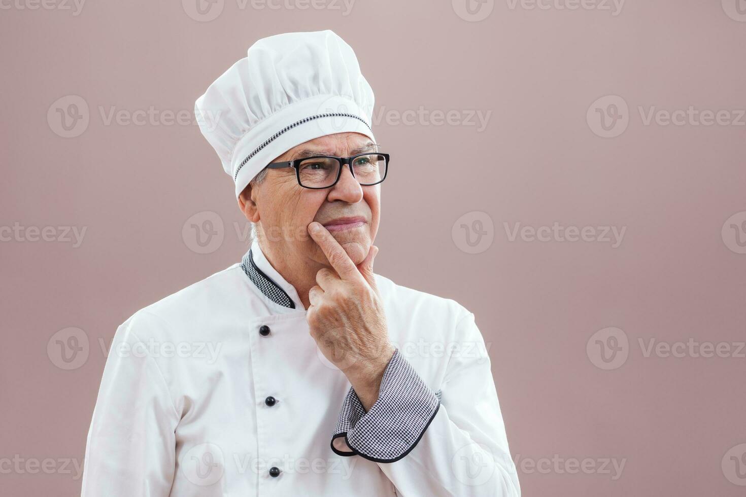 portrait de une Sénior chef photo