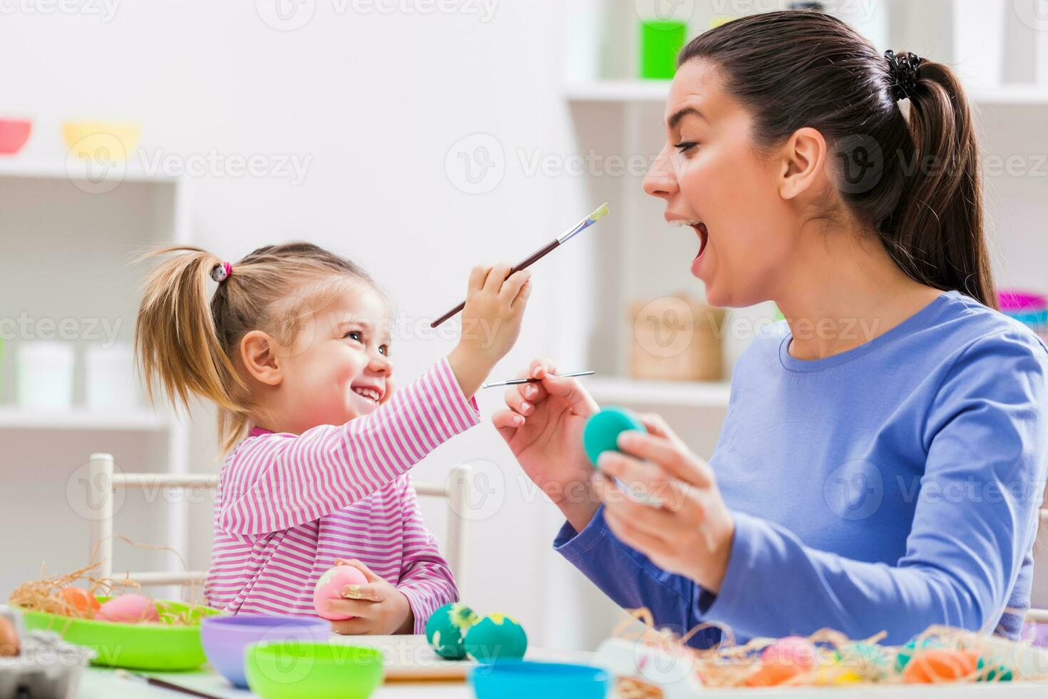 une mère et fille La peinture des œufs photo