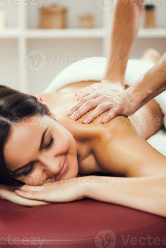 une femme ayant une massage photo