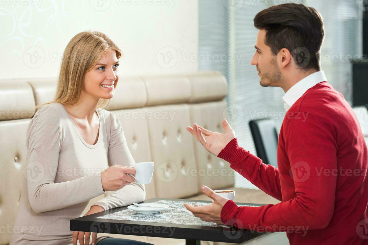 une couple dans une café magasin photo