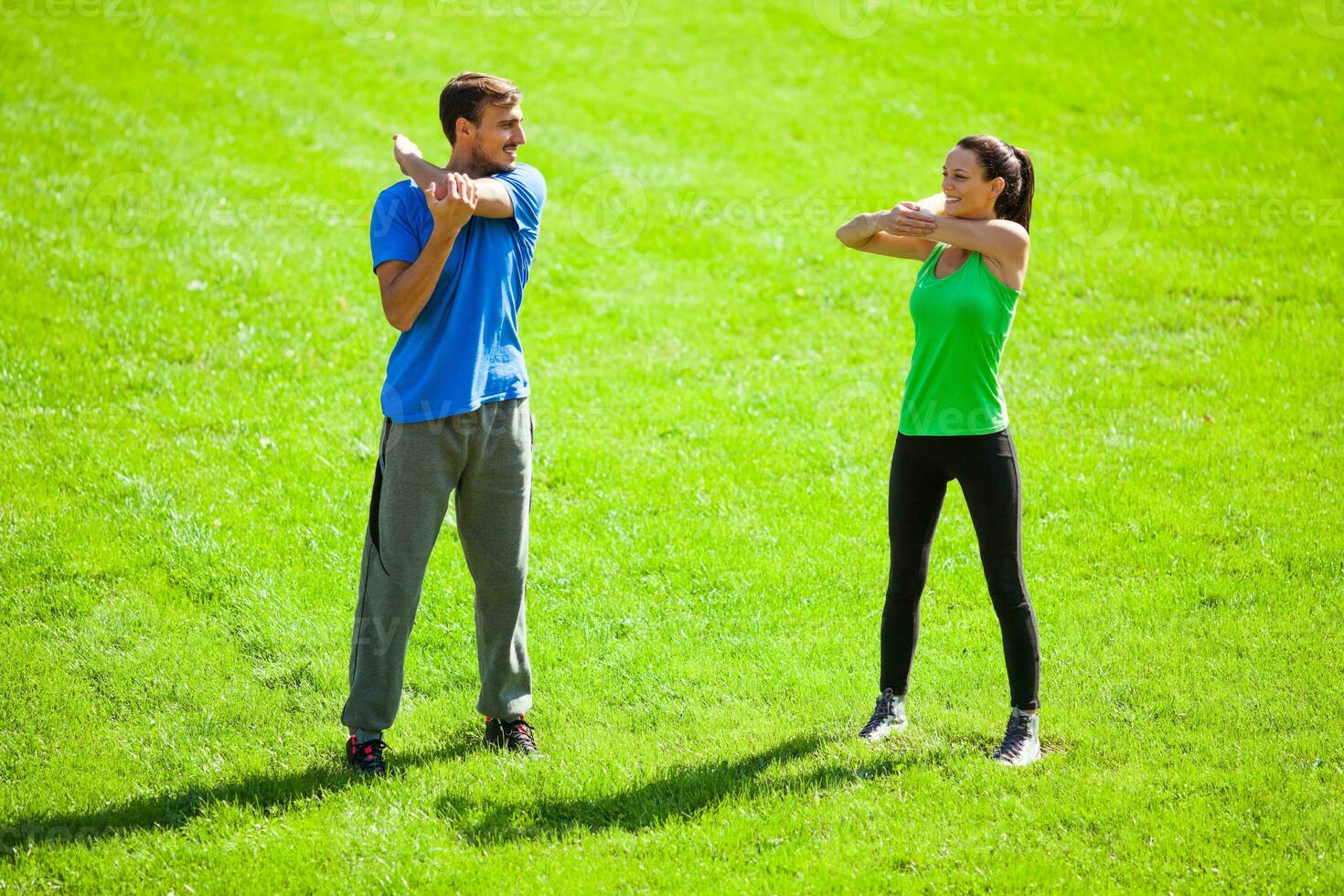 une couple Faire physique des exercices photo