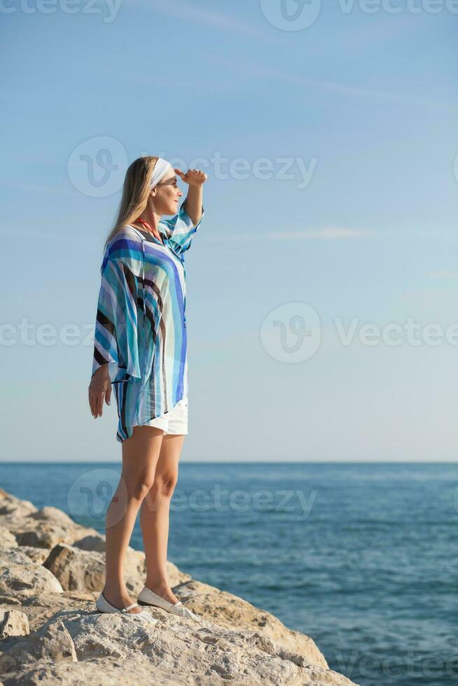 une femme à le plage photo