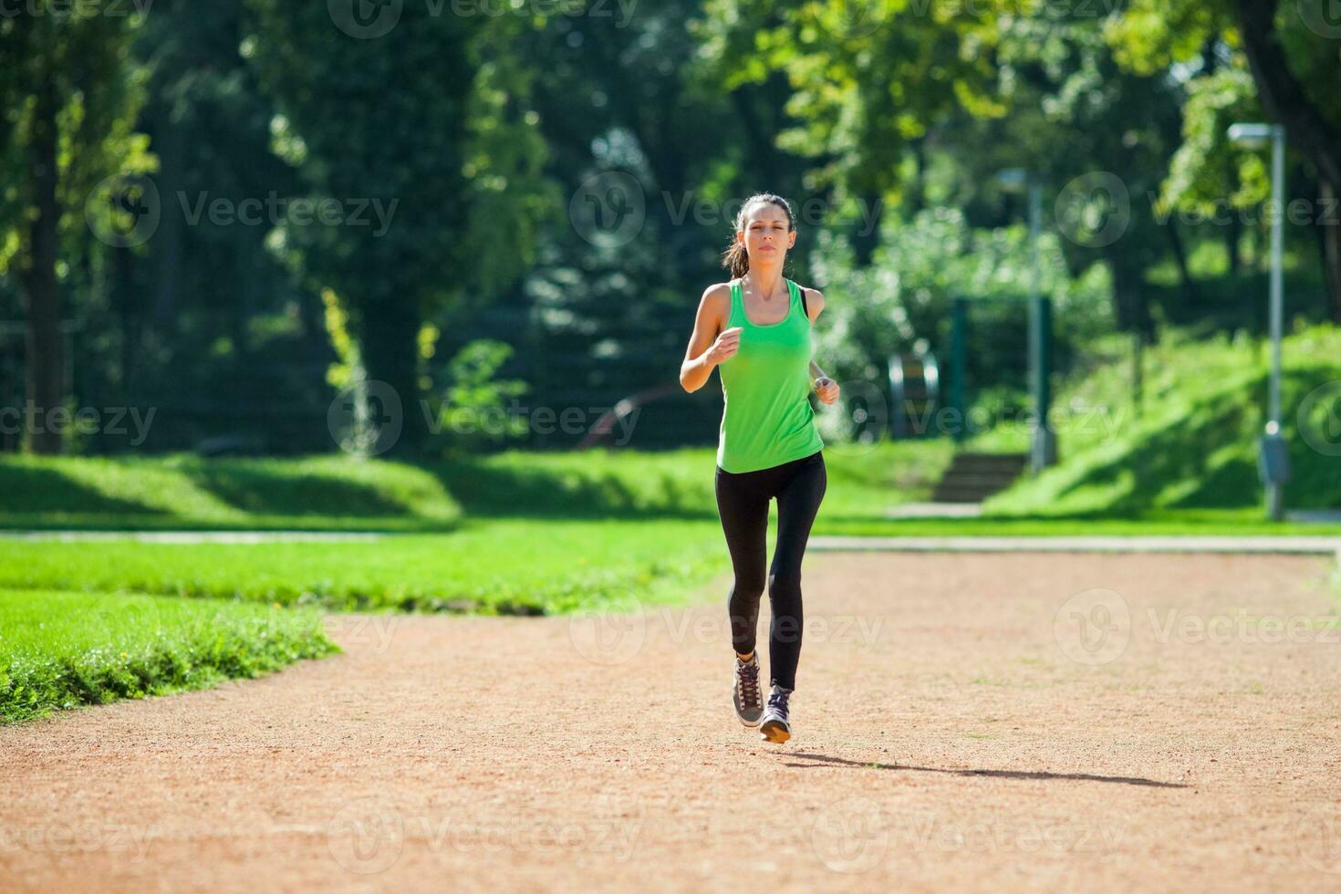 une femme Faire physique des exercices photo