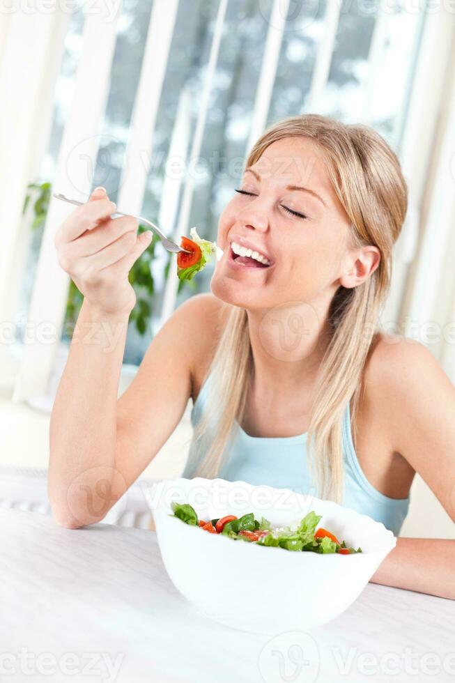 Jeune blond femme avec salade pour santé et bien-être concept photo