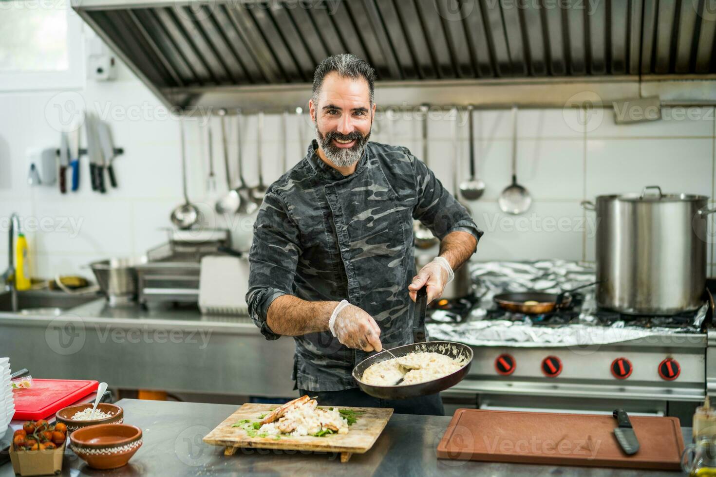 une chef est en train de préparer une repas dans le Restaurants cuisine. photo