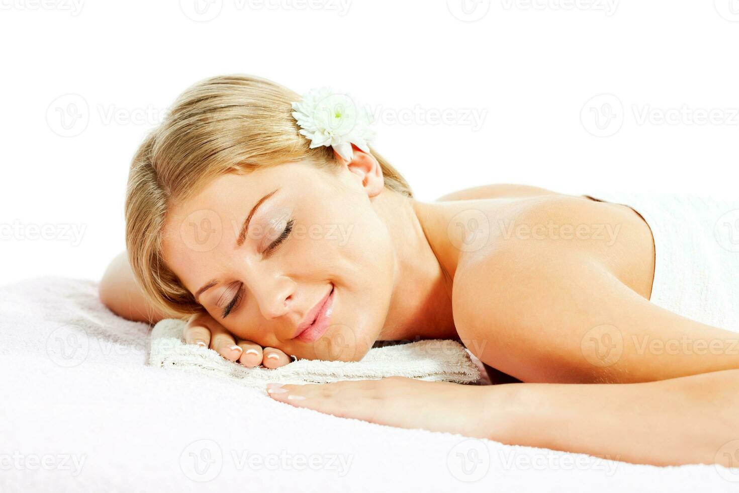 Jeune femme relaxant après massage sur spa traitement photo