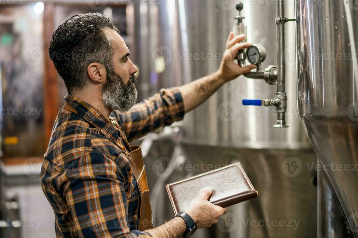 une Brasserie Maître surveillance le Bière production processus photo