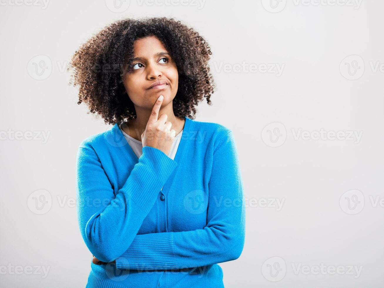 portrait de pensif afro femme avec une bleu cardigan photo