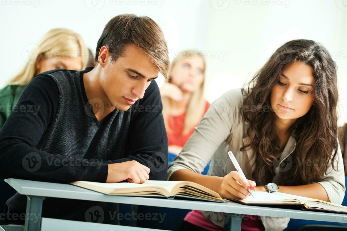 élèves dans une salle de cours photo