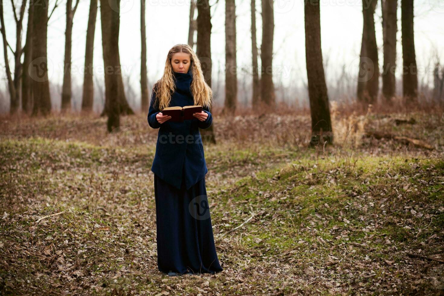 une femme dans le forêt photo