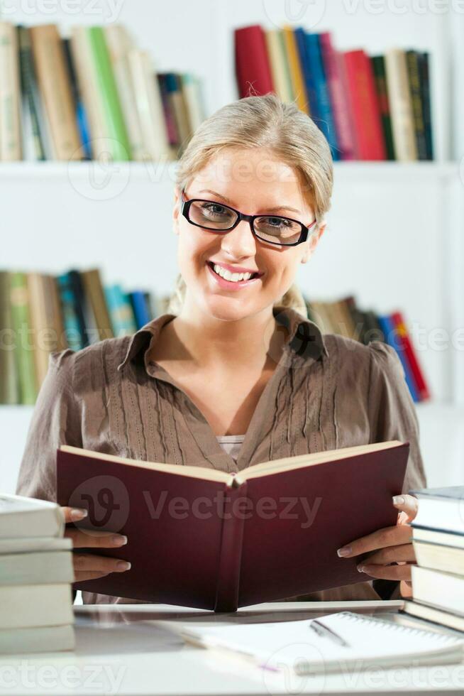 une femme à le bibliothèque photo