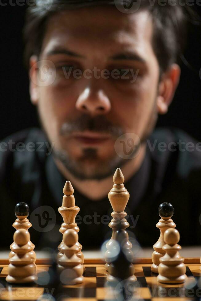 un homme jouant aux échecs photo