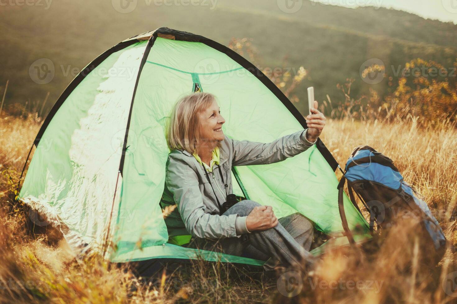 une Sénior femme camping photo