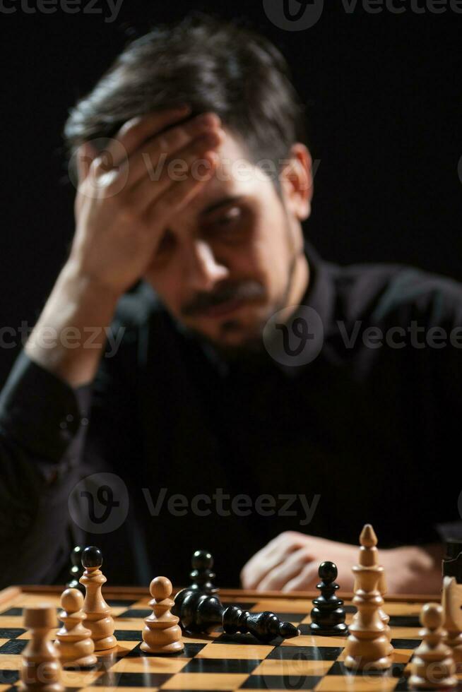 un homme jouant aux échecs photo