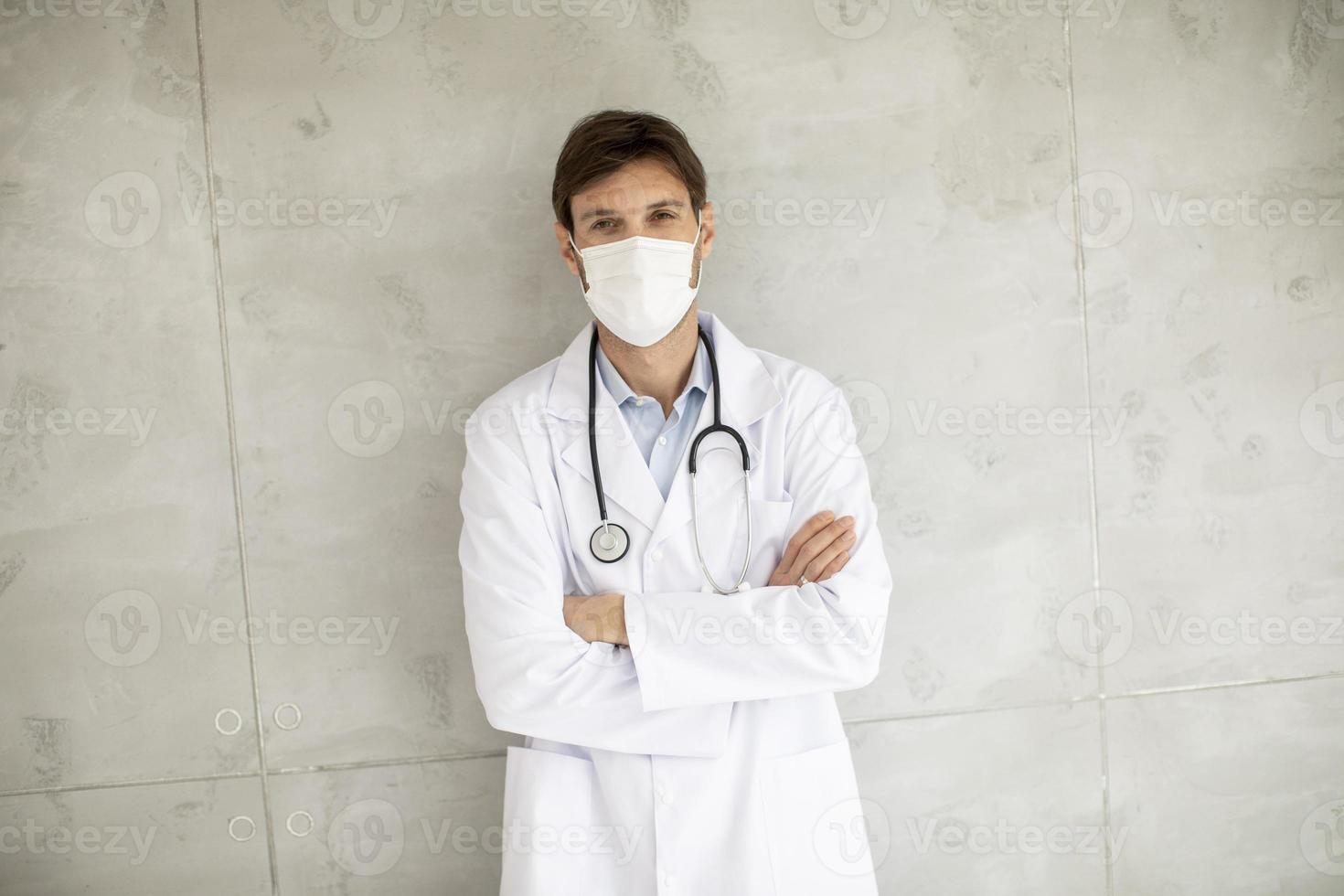 médecin portant un masque photo