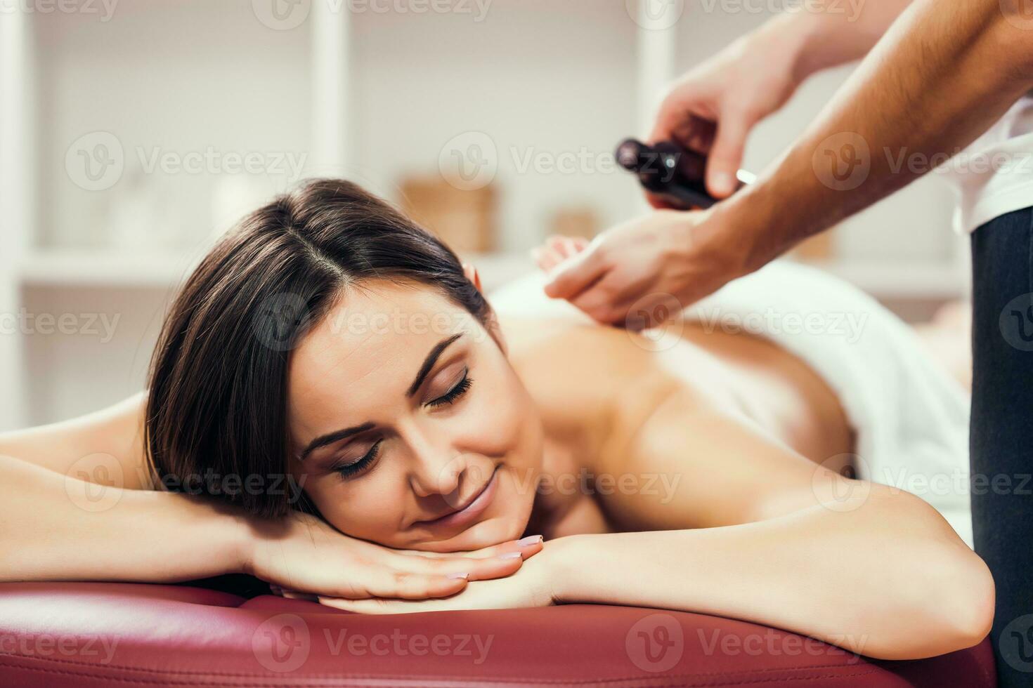 une femme ayant une massage photo