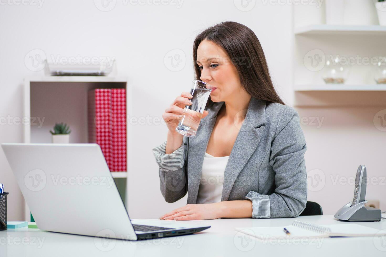 une femme dans sa Bureau photo