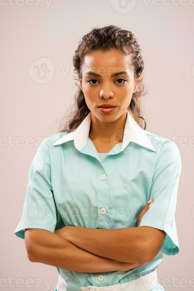 portrait de une sérieux infirmière photo