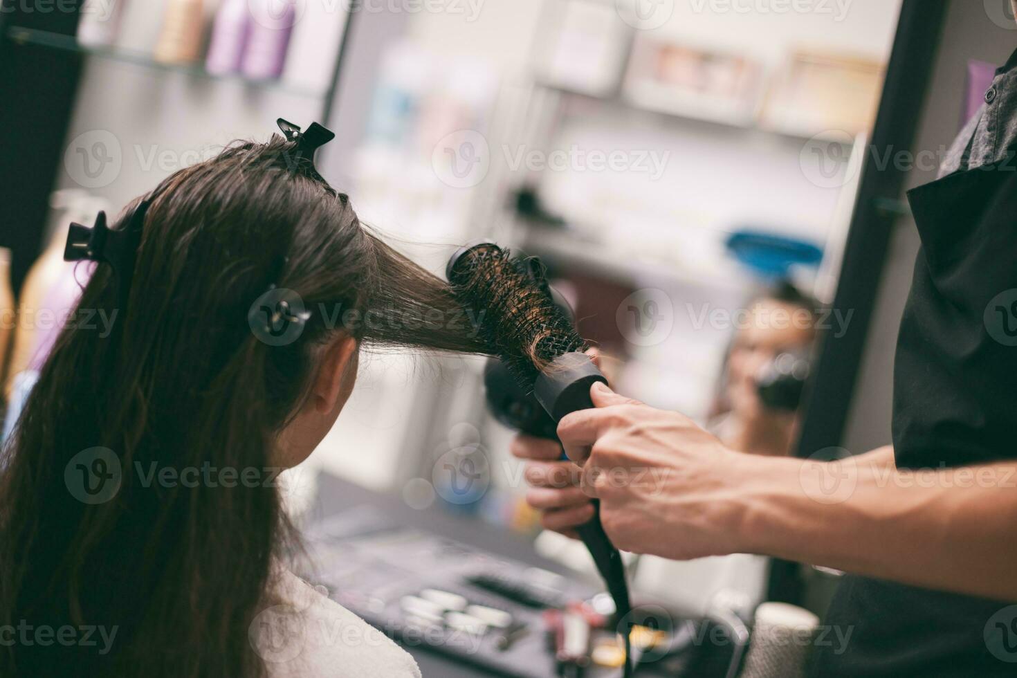 une femme à une cheveux salon photo