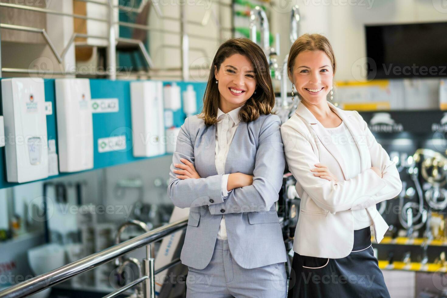 une vente femme cette présente le des produits à le client photo