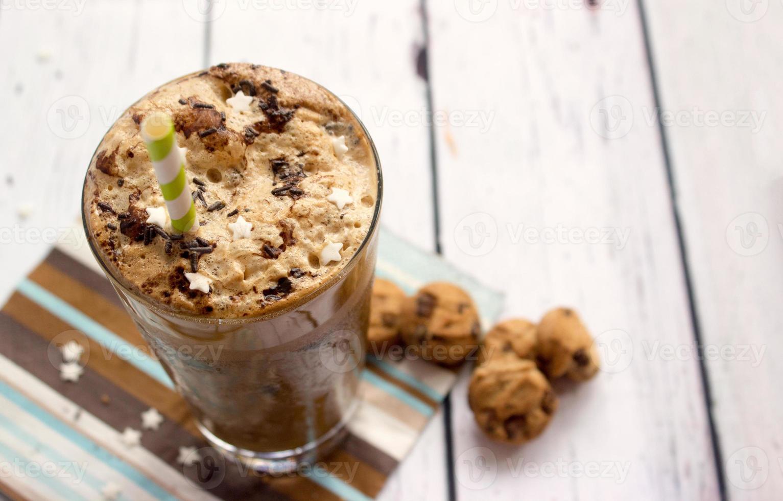 café glacé avec mini cookies sur table en bois photo