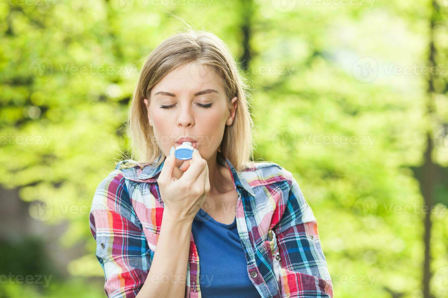 une femme en utilisant un inhalateur photo