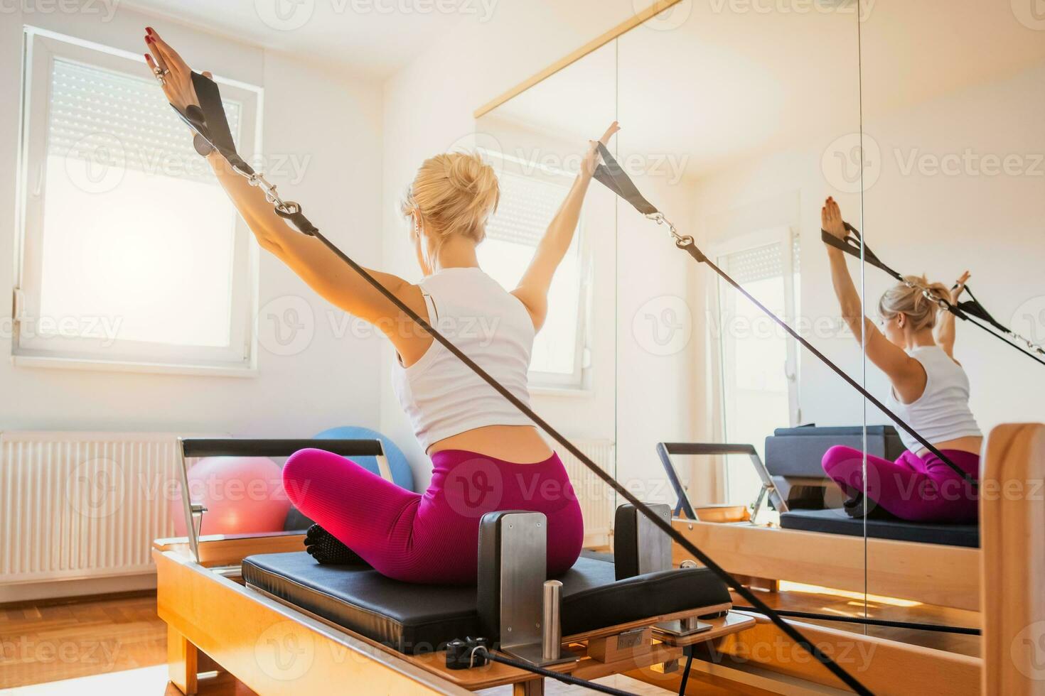 une femme Faire pilates à l'intérieur photo