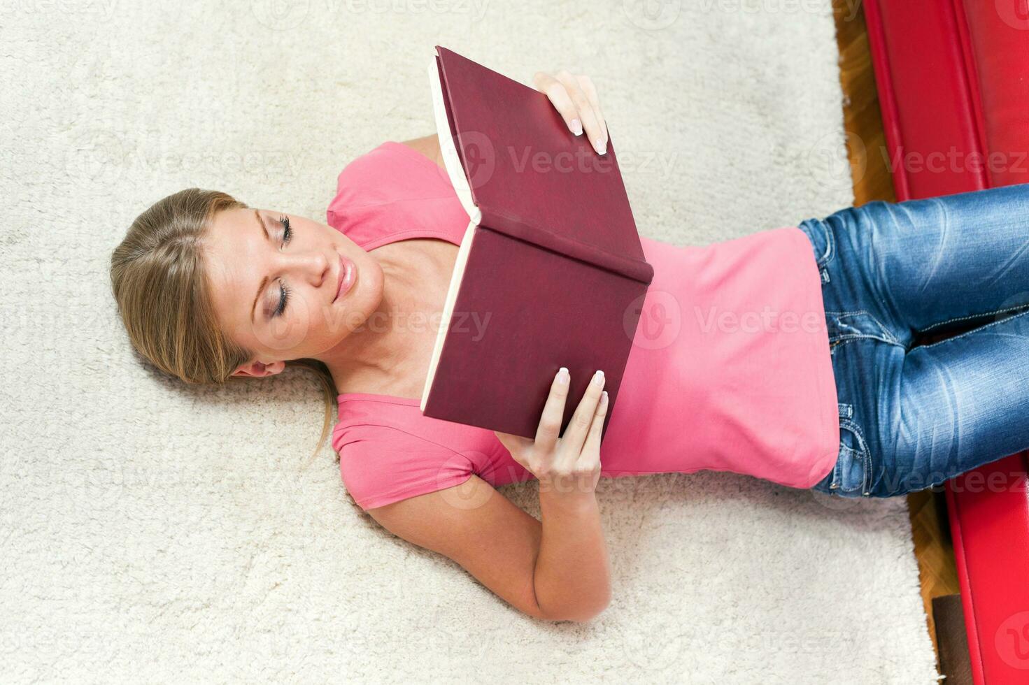 une femme en train de lire photo