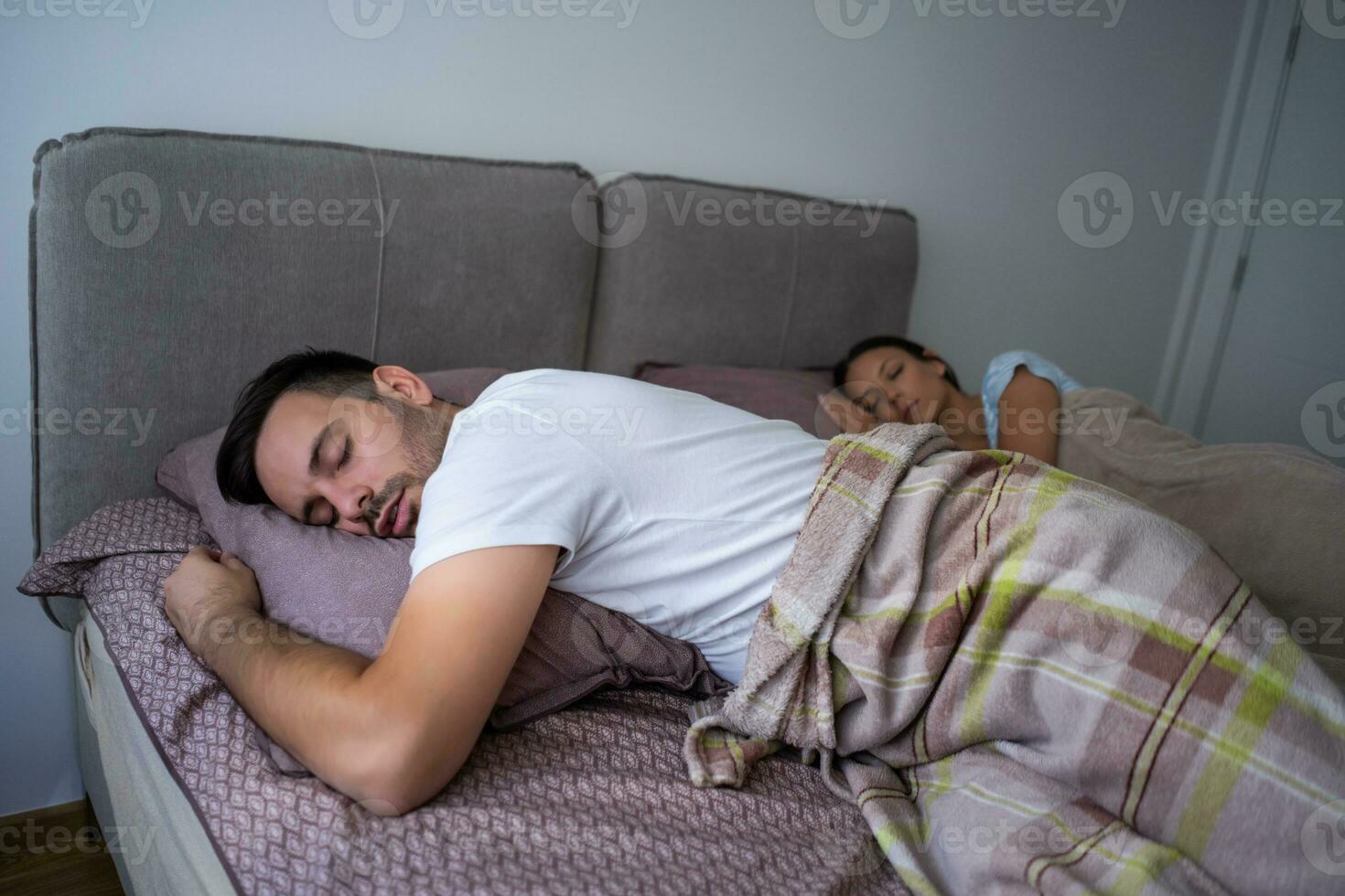 une Jeune couple mensonge dans lit photo