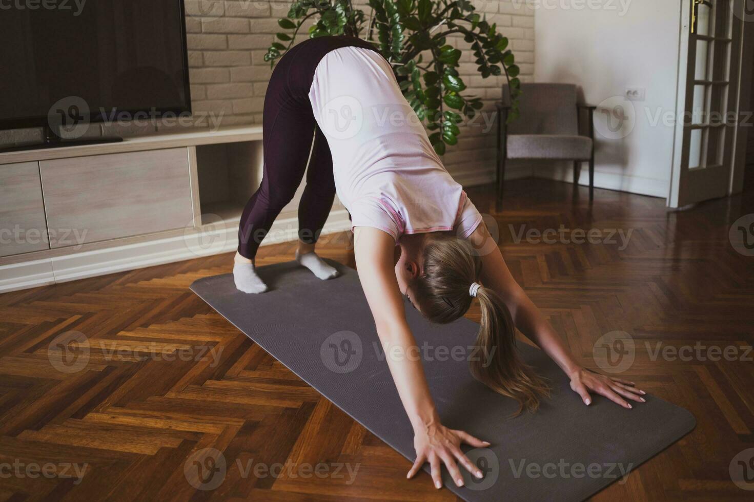 Jeune femme pratiquant pilates et yoga des exercices à Accueil photo