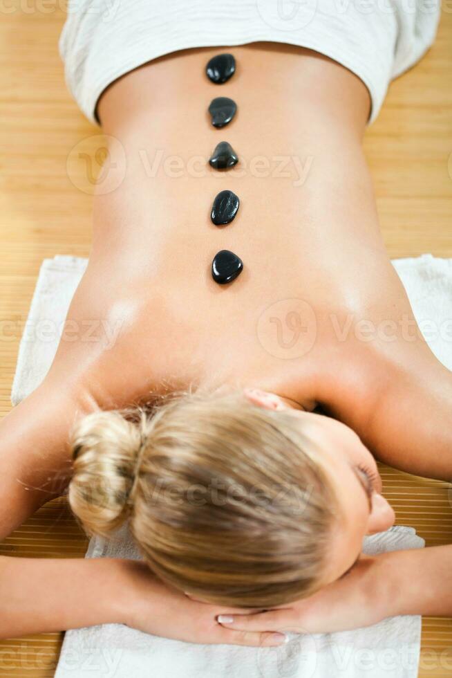 une femme avoir une chaud pierre massage photo