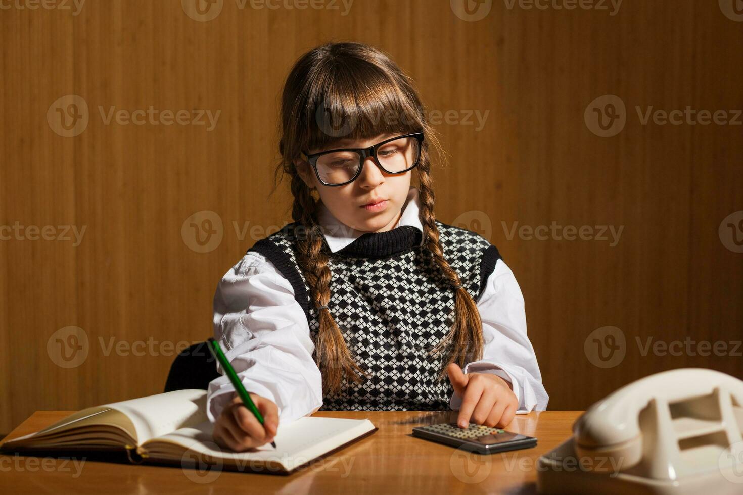 une fille qui pièces le rôle de une secrétaire photo